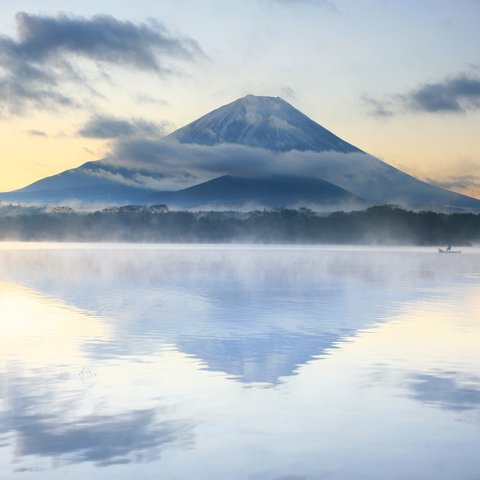 精進湖から見る早朝の富士山