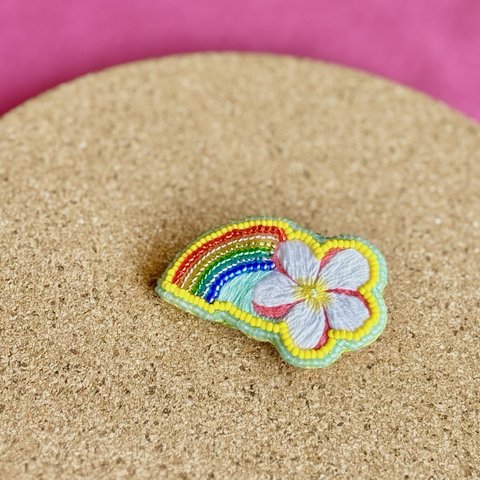 虹とプルメリアのビーズ刺繍ブローチ🌈