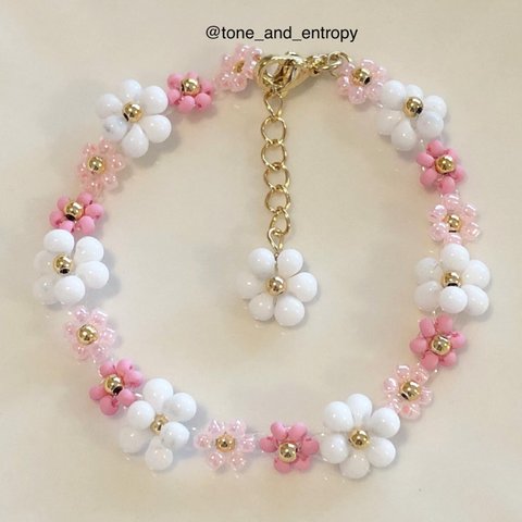 パウダーマットピンクとぷっくりお花のブレスレット / Vivid pink & plumpy flower bracelet