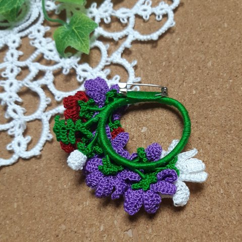 レース編み　小花のブローチ