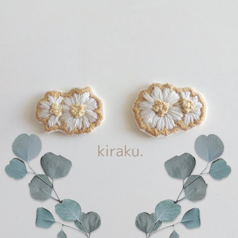 花の刺繍イヤリング　ピアス　白✕ベージュ