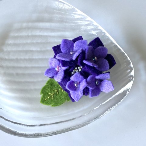 フエルト紫陽花コサージュ（紫）