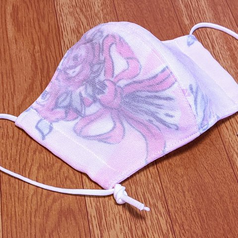 シルクマスク!!　シルクジョーゼットをかけた薄いピンク色地のピンク色の花束の柄のシルク生地とピンク色の２重ガーゼの立体マスク