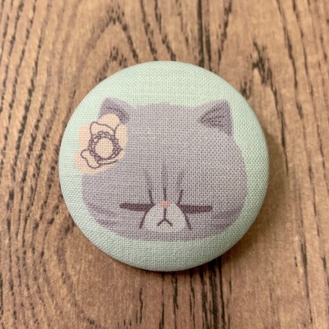 Fam&  エキゾチックショートヘア　グレーとら　くるみボタンのブローチ　　くるみボタン ねこ 猫 プレゼント ブローチ バッチ 花と猫
