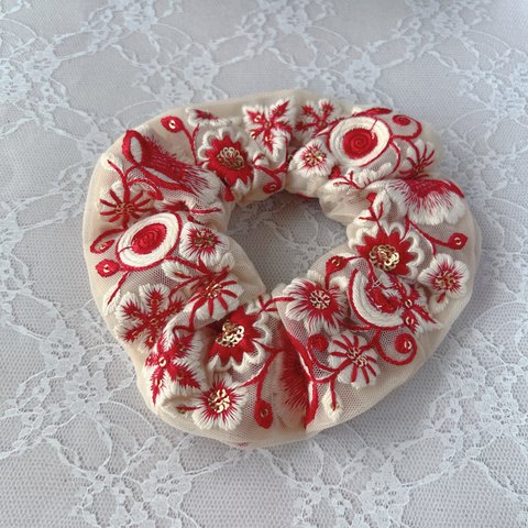 【シュシュ･53】インド刺繍リボン🎀赤の花刺繍/ホワイト