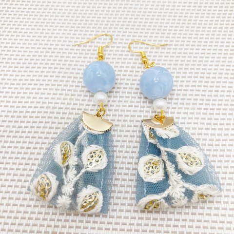 水色の花柄タッセルのピアス/イヤリング