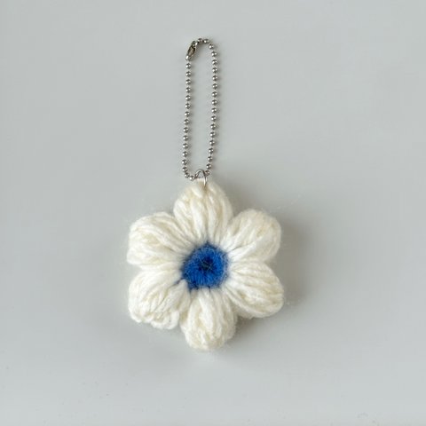 crochet flower keychain white / かぎ針編み フラワー キーホルダー ホワイト