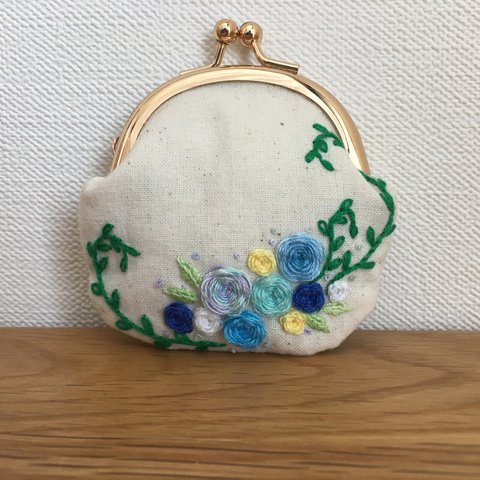 【手刺繍】ブルーローズのちびがま口