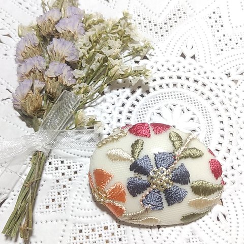 ハンドメイド刺繍ブローチ