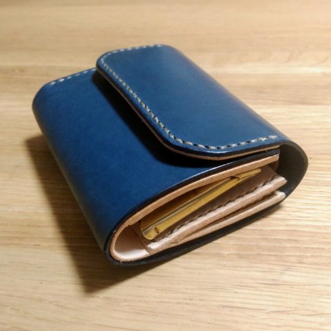 ブルーとヌメ革のコインキャッチャー　三つ折り財布