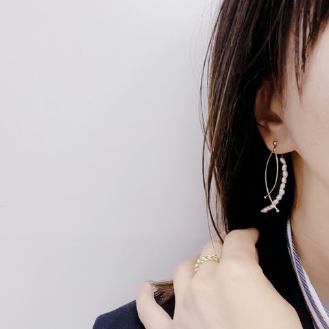 パールキャッチピアス　クロスライン　フープライン　デザインキャッチピアス