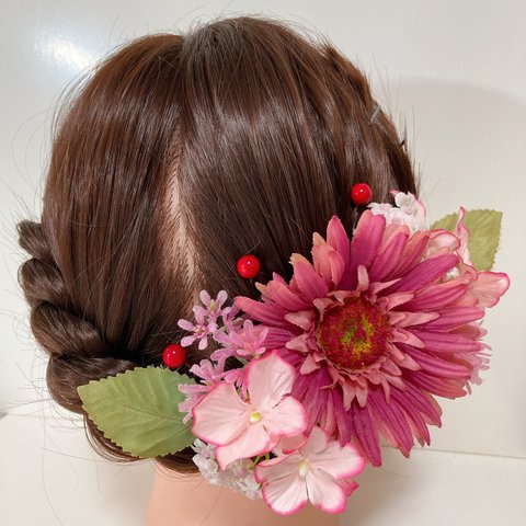 ピンクガーベラと小花の髪飾り