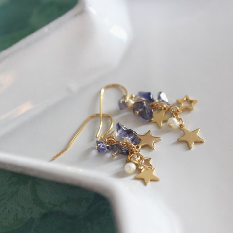 深い蒼の流星ピアス