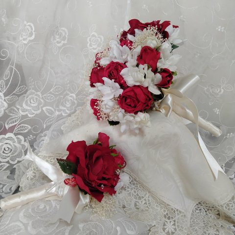 ウエディングブーケ!☆真っ赤な薔薇と真っ白のブバリア