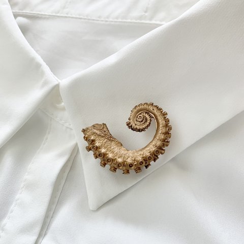 - Octopus legs - curl タコブローチ【 gold 】