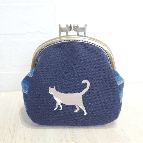オリジナル猫柄プリント　ネコひねりのがま口　👛藍