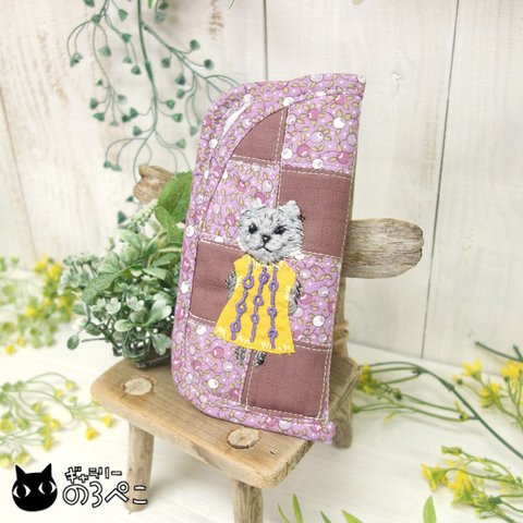 グレー猫ちゃんの手刺繍メガネケース～パープル小花パッチワーク　bb629-546