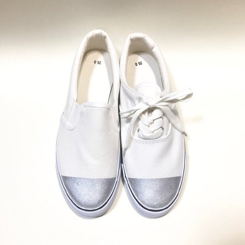 〜左右非対称の不思議な靴〜 (銀 x 白)