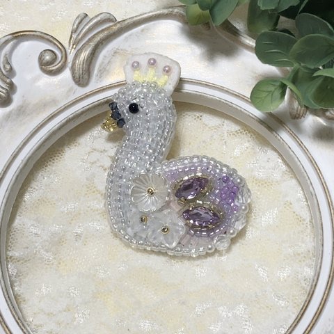 🦢💜パープルの白鳥ブローチ💜　白鳥ストラップビーズ刺繍