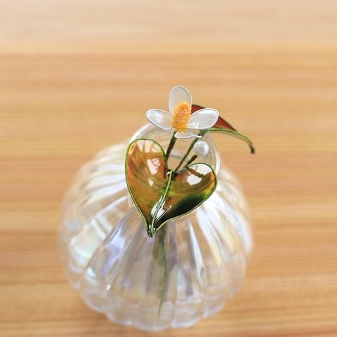   ﾟ･*:.｡.  ドクダミ の 花.｡.:*･ﾟ 植物 コサージュ ブローチ ディップアート  薬草 ワイヤーアクセサリー