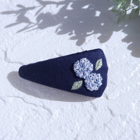 紫陽花刺繍の三角バレッタ