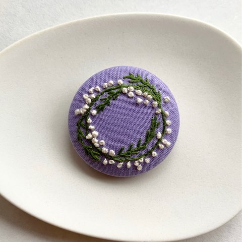 お花刺繍ブローチ むらさき×かすみ草リース