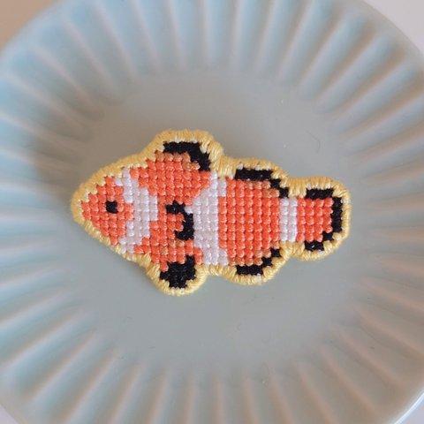 お魚 クロスステッチ刺繍ブローチ くまのみ