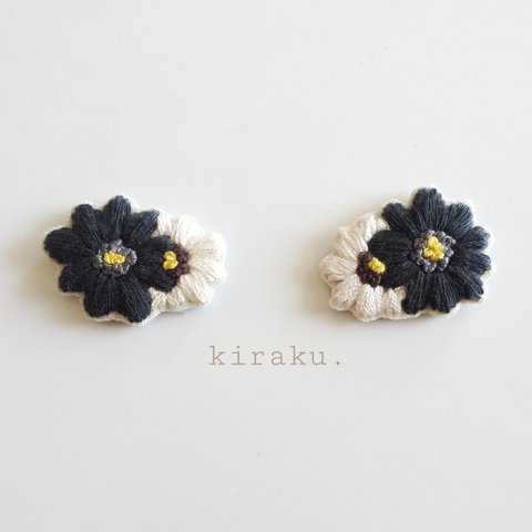 花の刺繍イヤリングorピアス　白✕黒