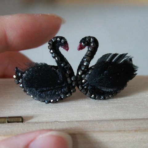 黒鳥の刺繍ピアス