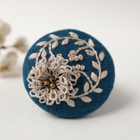 送料無料[針と絹糸で編んだ可憐なお花]シルクイーネオヤ(トルコ刺繍･レース)くるみボタンのブローチ　ギフトラッピング無料　