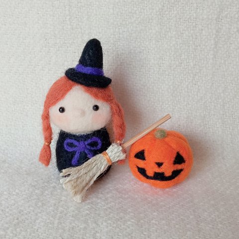 ハロウィンの小さな魔女