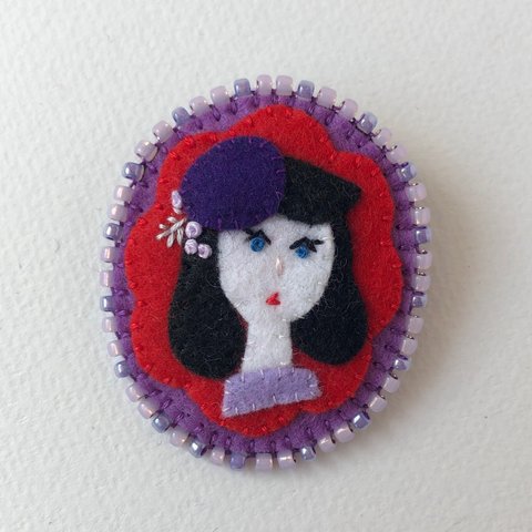 フェルトと刺繍とビーズのブローチ「Vanessa」