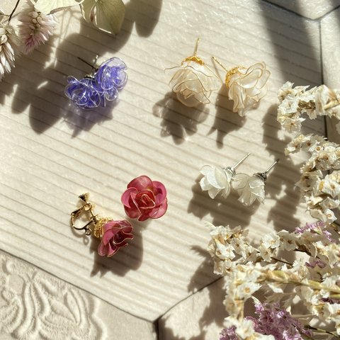 ＊薔薇の花のスタッドピアス/イヤリング＊ディップアート モーヴピンク　クリアパープル　ホワイト　ミニチュアローズ【クリスマスプレゼントにも】