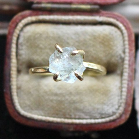 ３月誕生石　自信と勇気　アクアマリン原石の天然石真鍮ゴールドリング　フリーサイズ　指輪