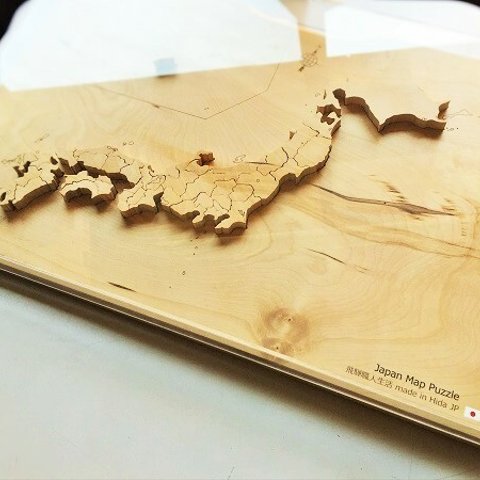 【送料無料】一枚板から製作した木製の日本地図パズル アクリル製の蓋カバー＋真鍮製のスタンド付き