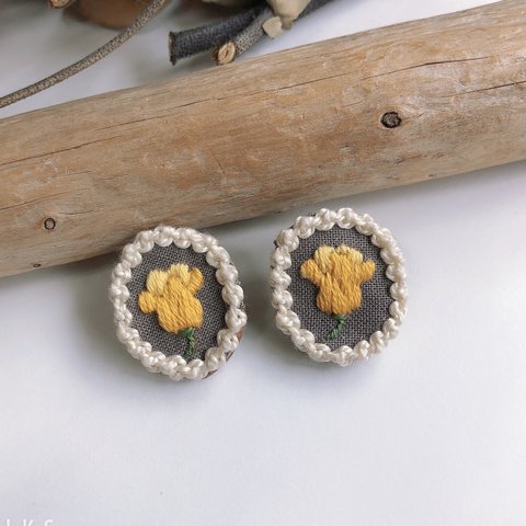 誕生花シリーズ　フリージア　お花の刺繍イヤリング　ピアス