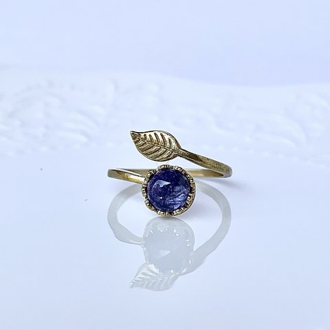 タンザナイトの紫色のお花のリング　Minette☆ RING017    ❤︎ 天然石 ❤︎  サイズフリー　指輪