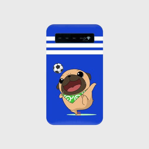 サッカーするパグのブルーなモバイルバッテリー！（フォーン）