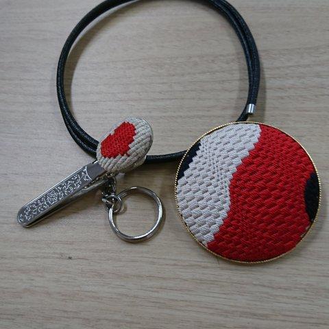 絹糸刺繍のブローチ