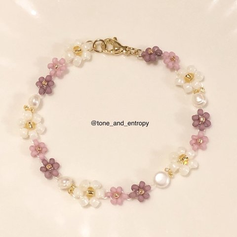 淡水パールとくすみライラックのお花のビーズブレスレット / Freshwater pearls & beaded flowers bracelet