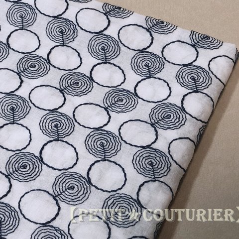 【送料無料】　No.5359　刺繍の綿ローン生地　１１０×５０　ネイビー　エンブロイダリー