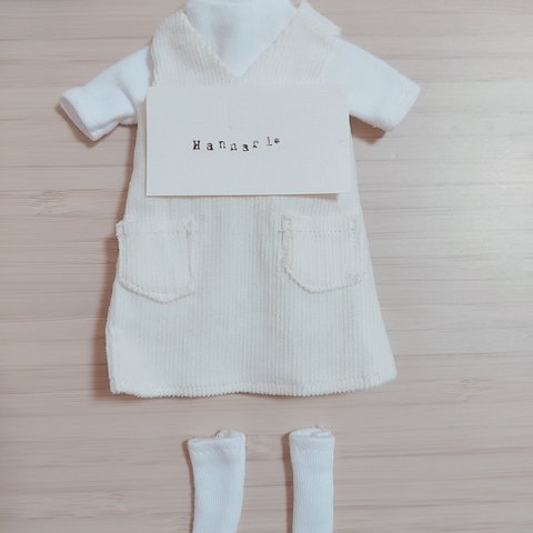 リカちゃん服　ホワイトベロアジャンパースカート　セットアップ