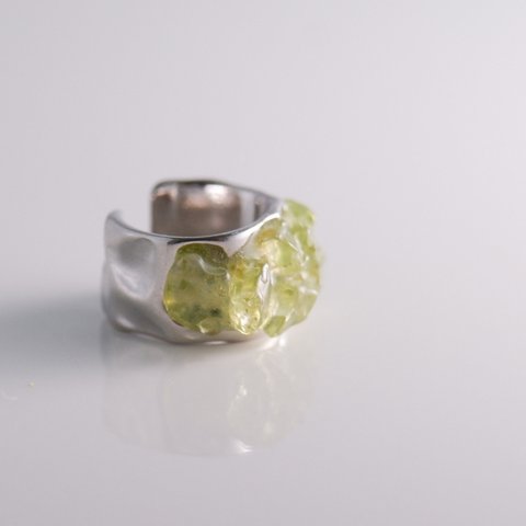 ear cuff ”minamo” peridot／鉱物 原石  天然石