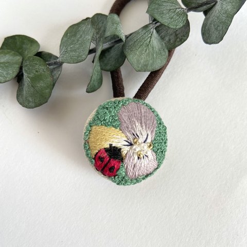 刺繍パンジーにてんとう虫ヘアゴム