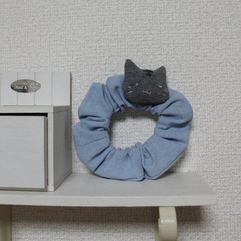 ほのぼの顔のねこちゃんシュシュ