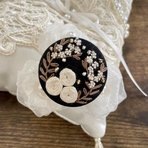 刺繍ブローチorヘアゴム✳︎ホワイトローズのフラワーリースBLACK