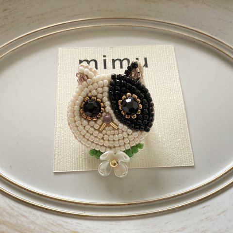 【ビーズ刺繍】白黒猫ちゃん お花のネックレス ブローチ
