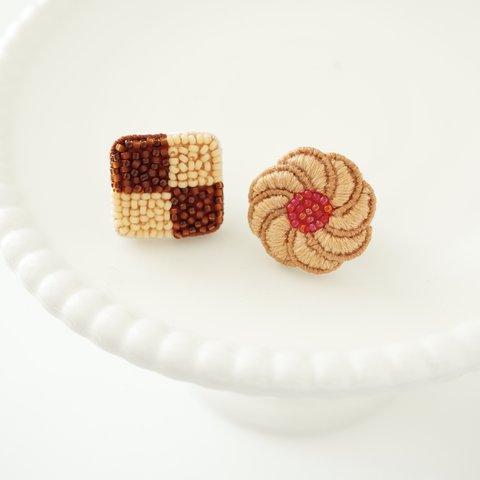 【受注制作】ビーズ刺繍のクッキーのピンバッジ2個セット(ジャムクッキー&チェックアイスボックスクッキー)　ビーズ刺繍ブローチ