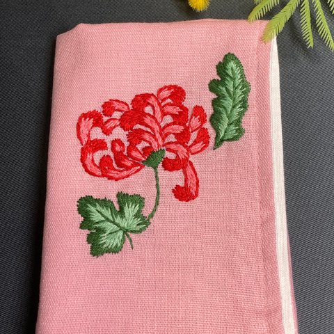 リネン手刺繍ハンカチ「おおぎく（大菊）」30cm×30cm　「ダークピンク色」