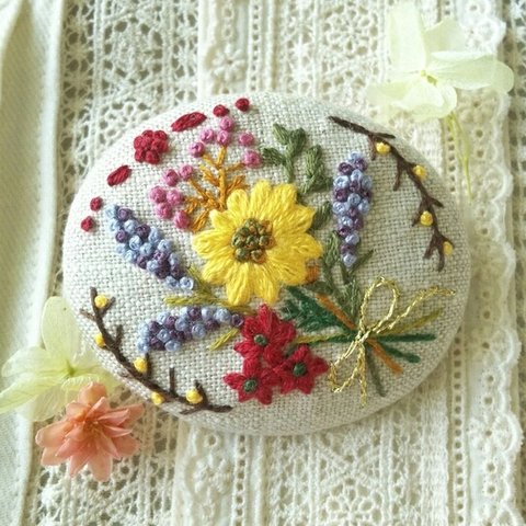 刺繍ブローチ★赤ずきんちゃんの花束💐